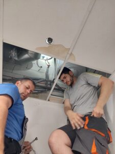 folyik a bojler rozsdás víz 