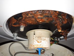 Rozsdás víz csöpög a villanybojler aljábol, villanybojler meghibásodás jele