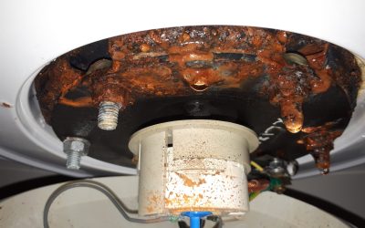 Rozsdás víz csöpög a villanybojler aljábol