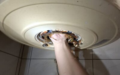 villanybojler vízkőtelenítés szakember által karbantartás közben